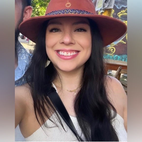 Meet your Posher, Laura - Picture 2 of 2